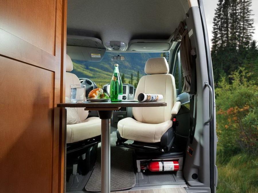Интерьер Leisure Travel Vans Free Spirit (Br.906) 2011 года  (фото 3 из 10)